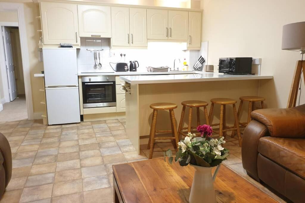 Large 3 Bed, Galway City Centre Apartamento Exterior foto